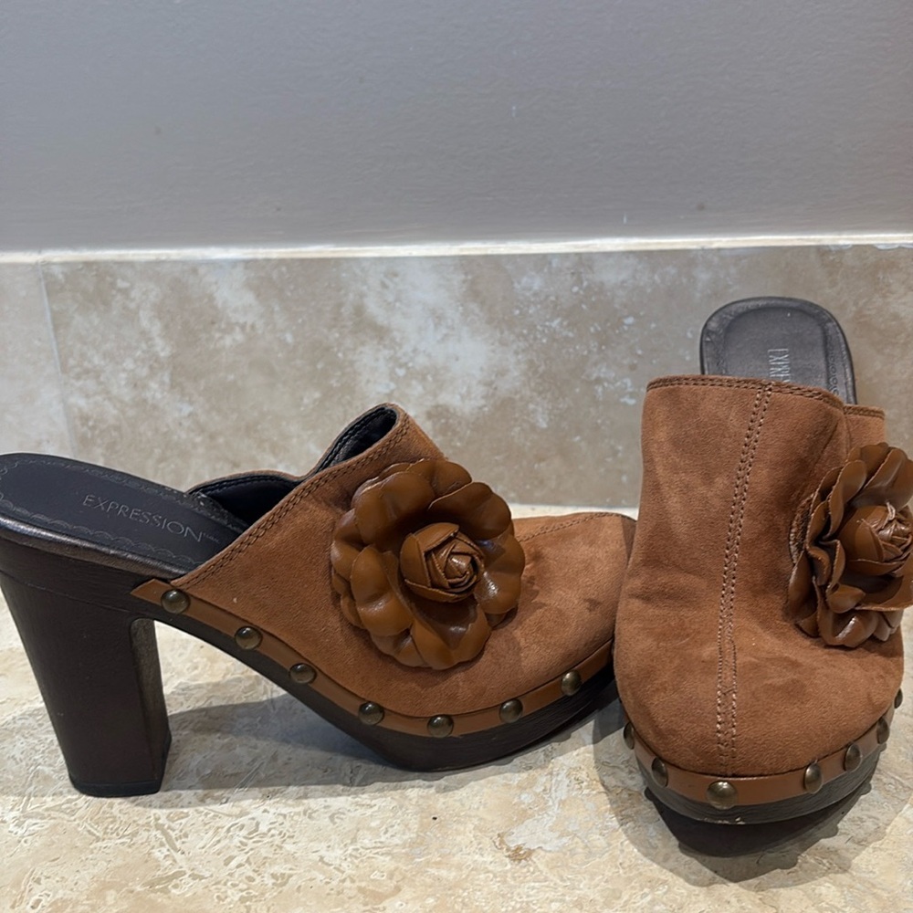 Suede clogs